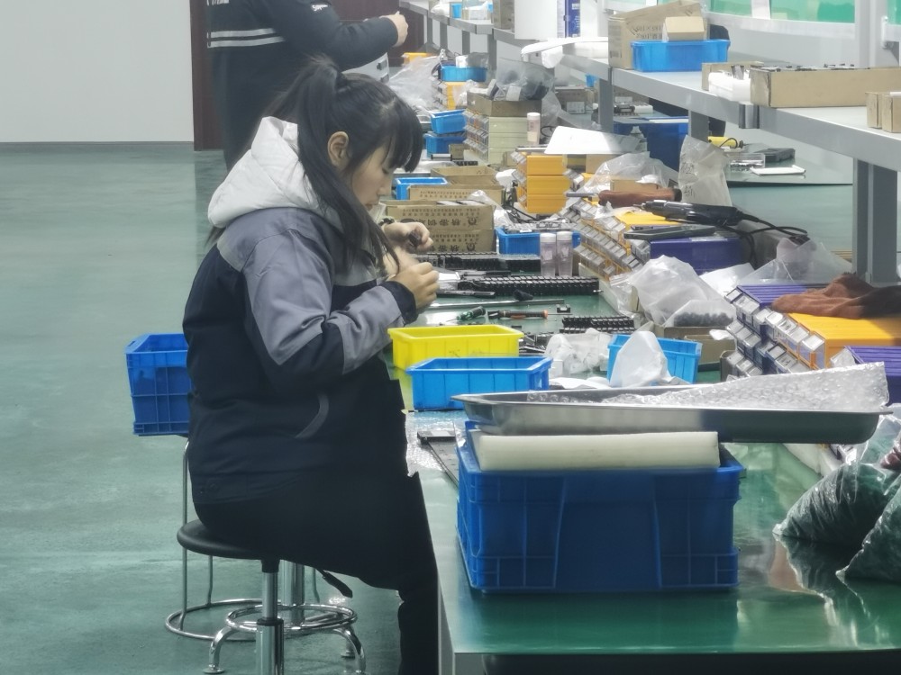 直線導軌廠家員工正在組裝導軌.jpg
