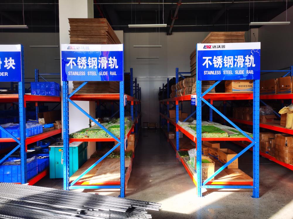達(dá)沃鑫不銹鋼滑軌成品區(qū).jpg